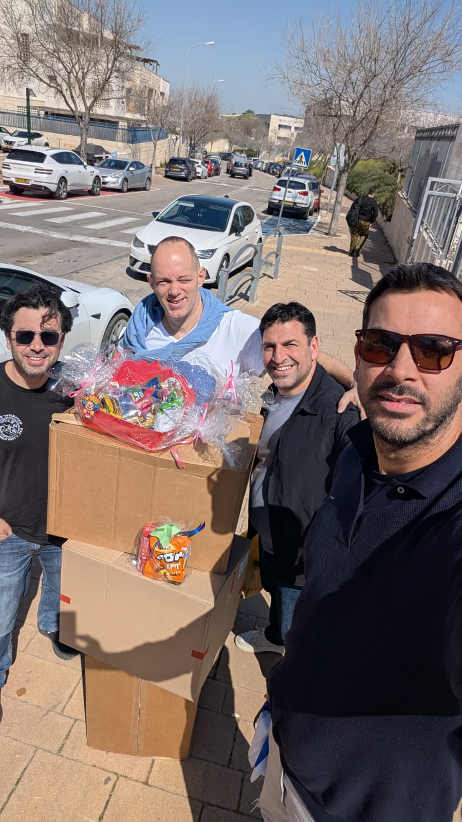 ציוד וחיוכים